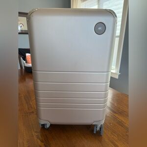 Monos Hybrid Carryon